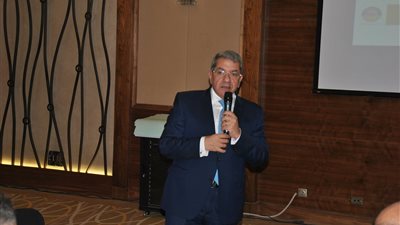 وزير المالية يطالب 