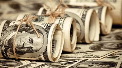 الدولار يتراجع بعد هبوط الأسهم الأمريكية