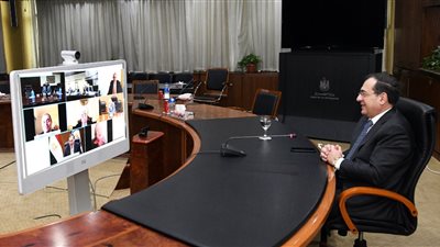 وزير البترول يبحث خطط التوسع الاستثمارية لـ «المصرية للبتروكيماويات» 