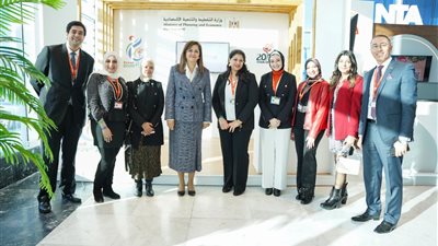 وزيرة التخطيط تزور جناح «رواد 2030» بمنتدى شباب العالم