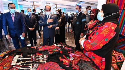 «السيسي» يتفقد جناح «تراثنا» على هامش منتدى شباب العالم