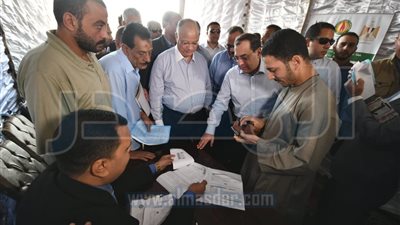 وزير البترول يتفقد مشروع توصيل الغاز لمنازل 