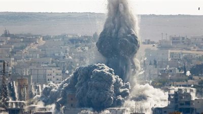 نشطاء: ضربة جوية سورية أسقطت نحو 100 قتيل