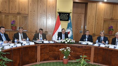 وزير البترول يستعرض المشروعات الحيوية في 2016