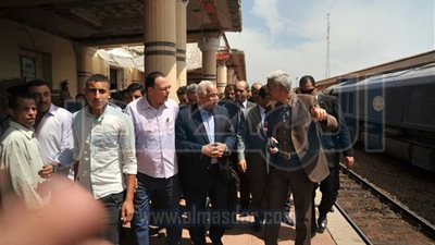 بالصور.. وزير النقل يتفقد محطة سكك حديد طنطا