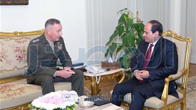 السيسي يستعرض مع رئيس 