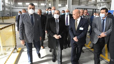 وزير الإنتاج الحربي يتفقد مصنع إنتاج المصاعد الكهربائية