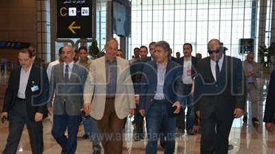 بالصور.. وزير الطيران يصل القاهرة عقب جولة تفقدية لمطار الغردقة