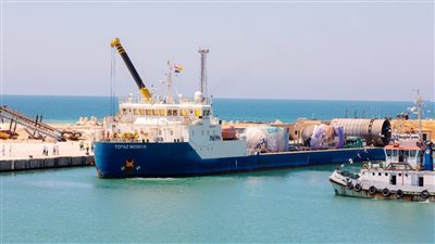 ميناء العريش يستقبل أول سفينة حمولات ثقيلة لمعدات محطة الكهرباء بشمال سيناء 