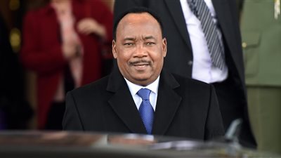 النيجر تفرج عن 15 شخصا اتهموا بالتواطؤ في محاولة انقلاب