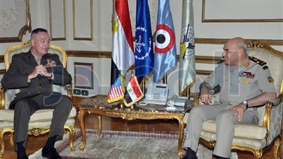 وزير الدفاع يبحث سبل التعاون المشترك مع رئيس هيئة الأركان المشتركة الأمريكية 