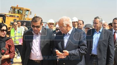 بالصور.. وزير النقل يتفقد الأعمال الإنشائية لطريق 