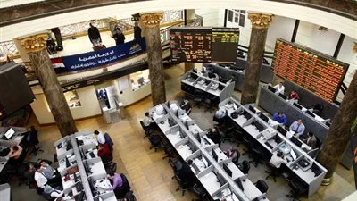 مبيعات المؤسسات المصرية والعربية تواصل الضغط على المؤشرات بالاتجاه الأحمر