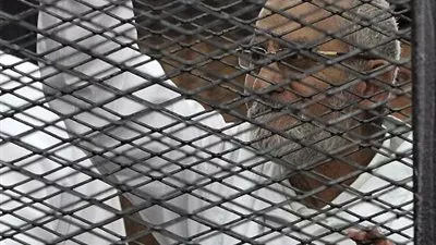 بديع من داخل القفص: شعب مصر عنيد وقوي ولا يقبل الذل..وسيحصل على حريته قريبا