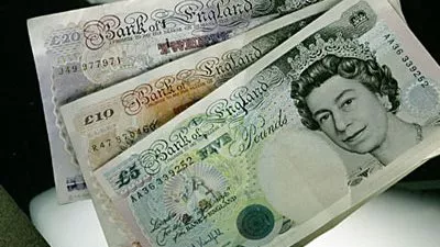 صعود الاسترليني والدولار يضمد جراحه بعد بيانات النمو