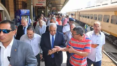 وزير النقل يطمئن على توافر تذاكر قطارات الصعيد