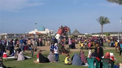 ثاني أيام عيد الفطر.. توافد المواطنين على الشواطئ والحدائق بالمحافظات