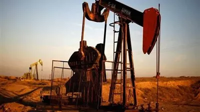 أسعار النفط ترتفع مدعومة بانخفاض المخزونات الأمريكية