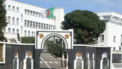 مقتل ثلاثة جنود وأربعة من أفراد الأمن في انفجار قنبلة بغرب الجزائر