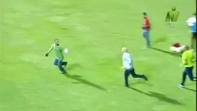 فيديو: حسام حسن يجري وراء مصور ويعتدي عليه بالضرب
