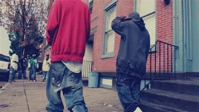 غرامة مالية لمن يرتدي سروالا 