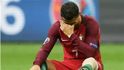 بالفيديو: فراشة تقف على وجه رونالدو أثناء بكائه في نهائي اليورو