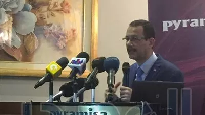 رئيس الهيئة الاقتصادية لقناة السويس يلتقي العاملين بميناء بورسعيد