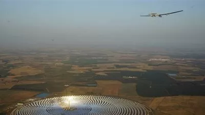 صور: طائرة تعمل بالطاقة الشمسية تغادر إسبانيا متجهة إلى القاهرة