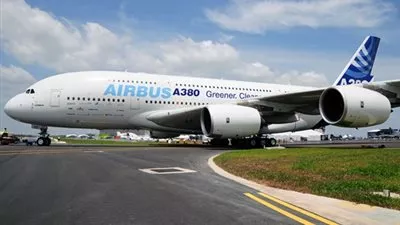 بنك: طيران الإمارات تتفق على قرض 425 مليون دولار لشراء طائرتين