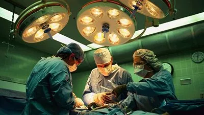 صور: استخراج جنين من بطن 