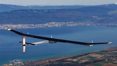 وصول أول طائرة في العالم تعمل بالطاقة الشمسية إلى القاهرة