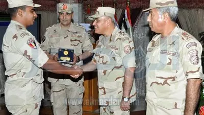 وزير الدفاع يلتقى بقادة وضباط قوات حرس الحدود