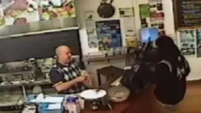 شاهد: مصري بنيوزيلاندا يواجه سطوًا مسلحًا على محله 