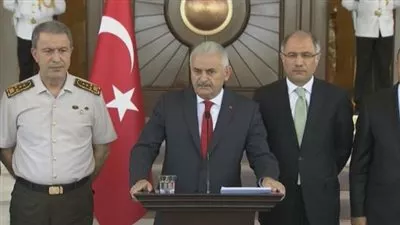 رئيس وزراء تركيا يدعو المواطنين للنزول إلى الميادين الليلة