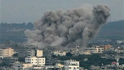 غارات إسرائيلية على غزة تقتل فلسطينيين اثنين وتصيب 20