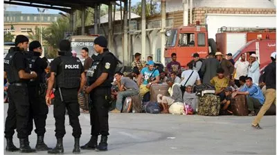 القاهرة تدعو العالقين في ليبيا لتجنب منفذ 