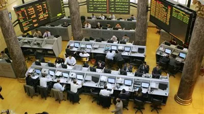 تذبذب مؤشرات البورصة المصرية في مستهل التعاملات وسط مبيعات أجنبية ومؤسسية