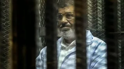 تحقيقات النيابة: مرسي يرفض الرد على الاتهامات بتسريب وثائق جهات سيادية إلى قطر