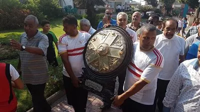 شاهد: نجوم الزمالك يسلمون درع الدوري للنادي الأهلي