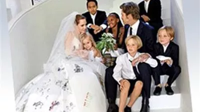 بالصور.. فستان أنجلينا جولي يوم زفافها؟