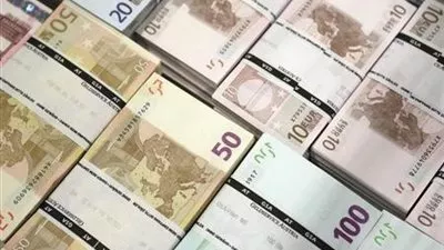 اليورو يهبط لأدنى مستوى في عام مقابل الدولار بفعل تكهنات التيسير النقدي