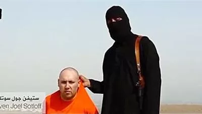 السكين تنحر برقبة الصحافي الأميركي ولا نراه يتحرك