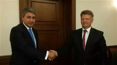 شريف فتحي يبحث مع وزير النقل الروسي استئناف حركة الطيران إلى مصر 