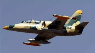 الطيران الليبي يقصف مواقع متشددين ببنغازي ودرنة