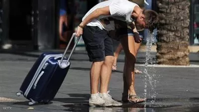 بريطانيا تشهد أعلى درجات حرارة.. إقبال على الشواطئ وحمامات السباحة