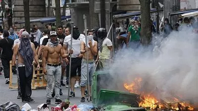 أعمال شغب في فرنسا عقب وفاة شاب أثناء احتجازه من قبل الشرطة 