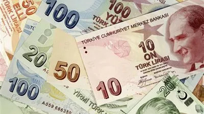 العملة التركية تهبط لمستوى قياسي بعد خفض التوقعات الائتمانية