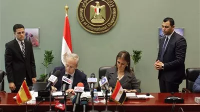 سحر نصر توقع مع سفير إسبانيا خطابات متبادلة لمد التعاون المالي