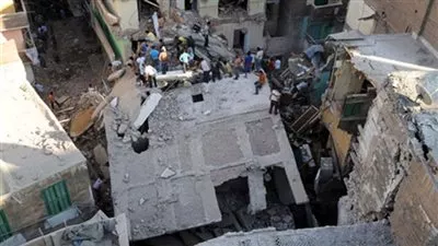 شاهد: لحظة انهيار عقار سكني في الإسكندرية