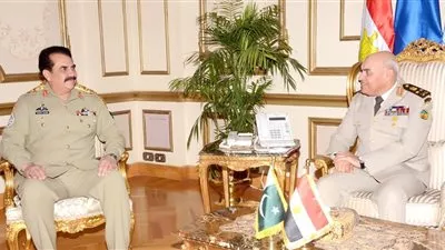 وزير الدفاع يلتقي رئيس أركان القوات البرية الباكستانية